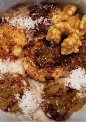 Una foto de Yogur con banana caramelizada, coco rallado y nueces light