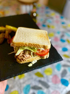 Una foto de Sándwich con atún y vegetales (uno de mis favoritos!!)
