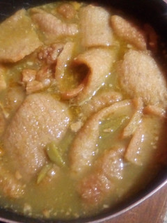 Una foto de Chicharrón en salsa verde con nopales