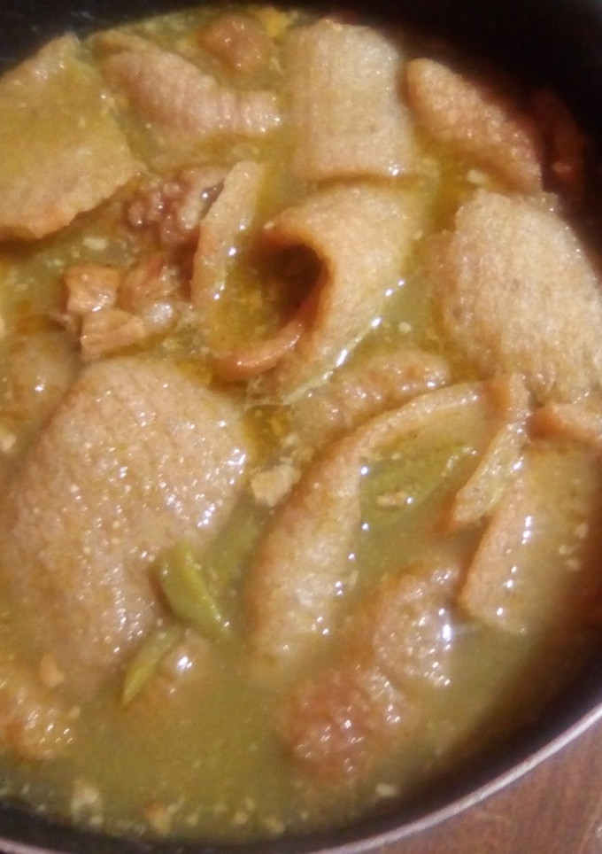 Una foto de Chicharrón en salsa verde con nopales
