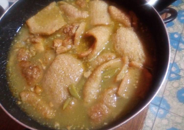 Chicharrón en salsa verde con nopales