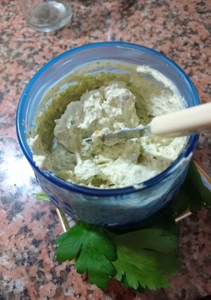 Una foto de DIP DE CREAM CHEASE, ALCAPARRAS, Limón Y PEREJIL