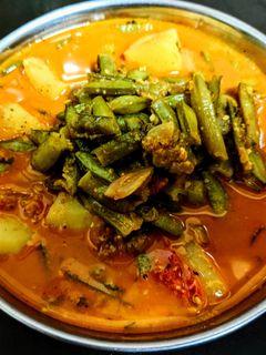 गवार बटाट्याची रस्सा भाजी (gavar batatyachi rassa bhaji recipe in marathi) रेसिपी चे मुख्य फोटो