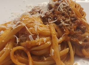 Una foto de Linguine a la bolognesa