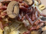 Una foto de nidos de pasta con bacon