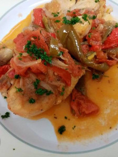 Una foto de Pollo al estilo vasco francés