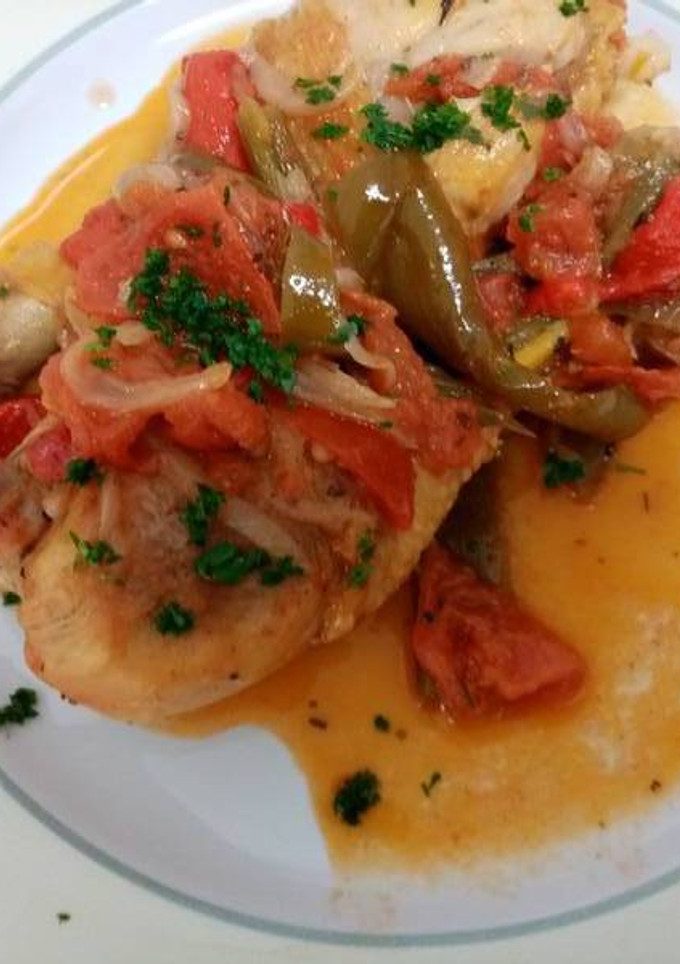 Una foto de Pollo al estilo vasco francés