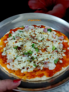 लेफ्ट ओवर रोटी पिज़्ज़ा (Left over roti pizza recipe in hindi) रेसिपी मुख्य फोटो