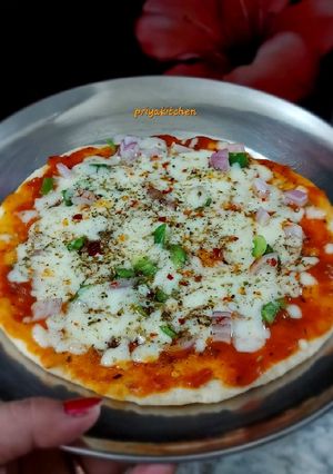 लेफ्ट ओवर रोटी पिज़्ज़ा (Left over roti pizza recipe in hindi) रेसिपी मुख्य फोटो