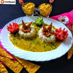A picture of Mong daal palak. Rice.Tomato chutney and Corn cracker.