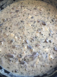 Una foto de Salsa blanca de pollo champiñón