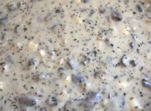 Una foto de Salsa blanca de pollo champiñón