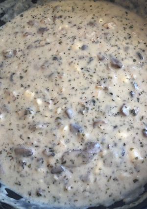 Una foto de Salsa blanca de pollo champiñón