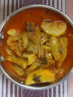પરવળ બટાકા નું શાક (Parvar Bataka Shak Recipe In Gujarati) રેસીપી મુખ્ય ફોટો
