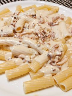 Una foto de Tortiglioni amb falsa salsa carbonara