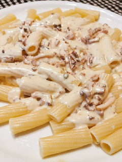 Una foto de Tortiglioni amb falsa salsa carbonara