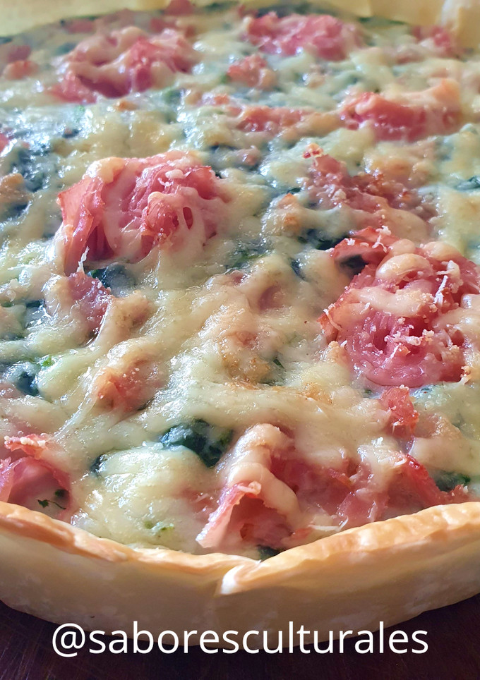 Una foto de 🍽 🌿 Tarta con espinaca en salsa blanca, champiñones y jamón