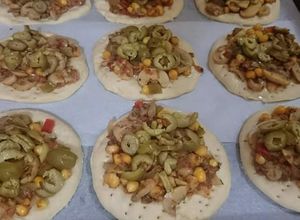 صورة لوصفة 🍕 دوائر البيتزا بعجينتي المميزة 🍕