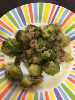 Una foto de Coles de Bruselas con cebolla y tacos de jamón