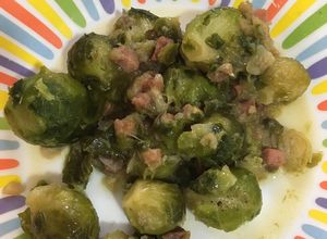 Foto principal de Coles de Bruselas con cebolla y tacos de jamón