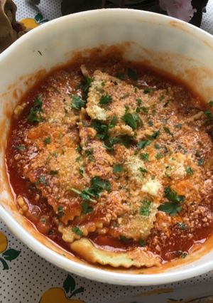 Una foto de Raviolis con salsa napolitana