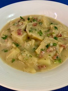Una foto de Patatas con alcachofas y jamón