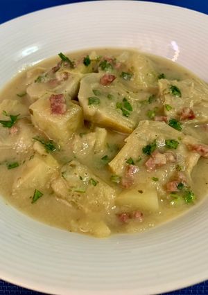 Una foto de Patatas con alcachofas y jamón