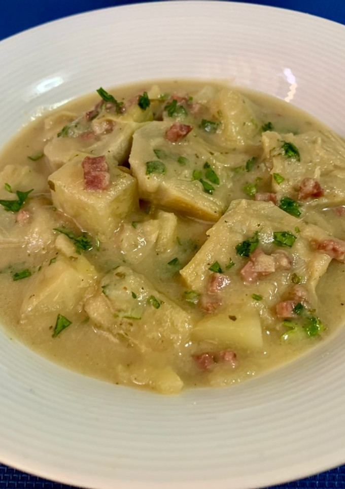 Una foto de Patatas con alcachofas y jamón
