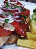 Tosta de ventresca con pimientos rojos asados, cebolla roja y tomate raf