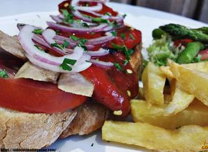 Una foto de Tosta de ventresca con pimientos rojos asados, cebolla roja y tomate raf