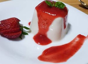 Foto de Panna Cotta de baunilha e vinho do porto com culis de morango- Bimby