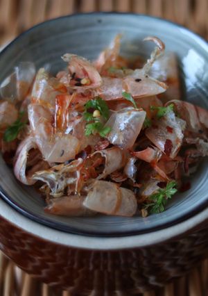 A picture of Crispy Prawn skin with honey and chilli - Kuung keaw.