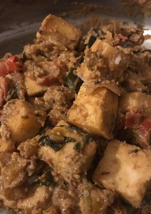 A picture of Mango paneer curry.