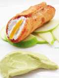 Cannolo con ripieno di ricotta e branzino, Guacamole e mela verde Granny Smith