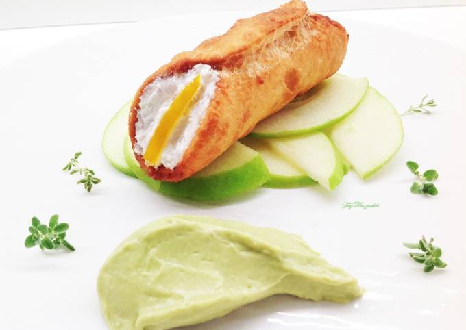 Cannolo con ripieno di ricotta e branzino, Guacamole e mela verde Granny Smith