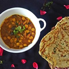 A picture of Chole khulcha.