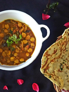 A picture of Chole khulcha.