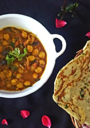 A picture of Chole khulcha.
