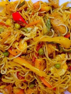 মিক্সড চিকেন চাউমিন রেসিপির প্রধান ছবি