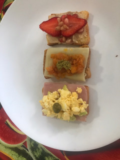 Una foto de Desayuno con tostadas variadas