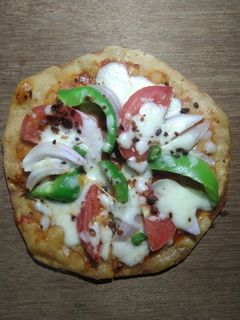 নিরামিষ চটজলদি পিজ্জা (instant veg pizza recipe in Bengali) রেসিপির প্রধান ছবি