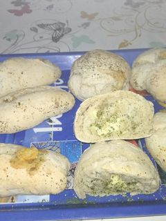 Una foto de Panecillos preñados de queso con ajo y perejil