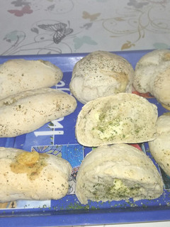 Una foto de Panecillos preñados de queso con ajo y perejil