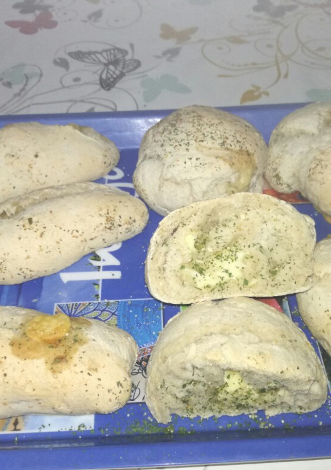 Una foto de Panecillos preñados de queso con ajo y perejil