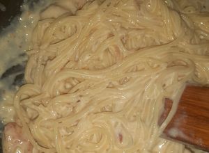 Una foto de Salsa Alfredo con fideos