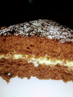 Una foto de Bizcochuelo de chocolate con crema pastelera de naranja