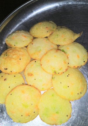 વેજ. રવા અપમ રેસીપી મુખ્ય ફોટો