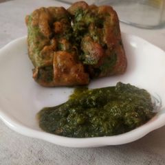 A picture of Palak pakoda with stuffing.