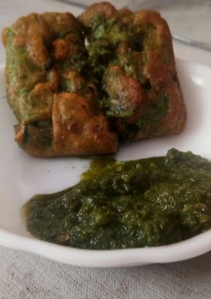 A picture of Palak pakoda with stuffing.