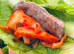 Hình của món Rau Diếp Cuốn Phi Lê Bò Áp Chảo & Kim Chi Chấm Sốt Ssamjang Hàn Quốc.